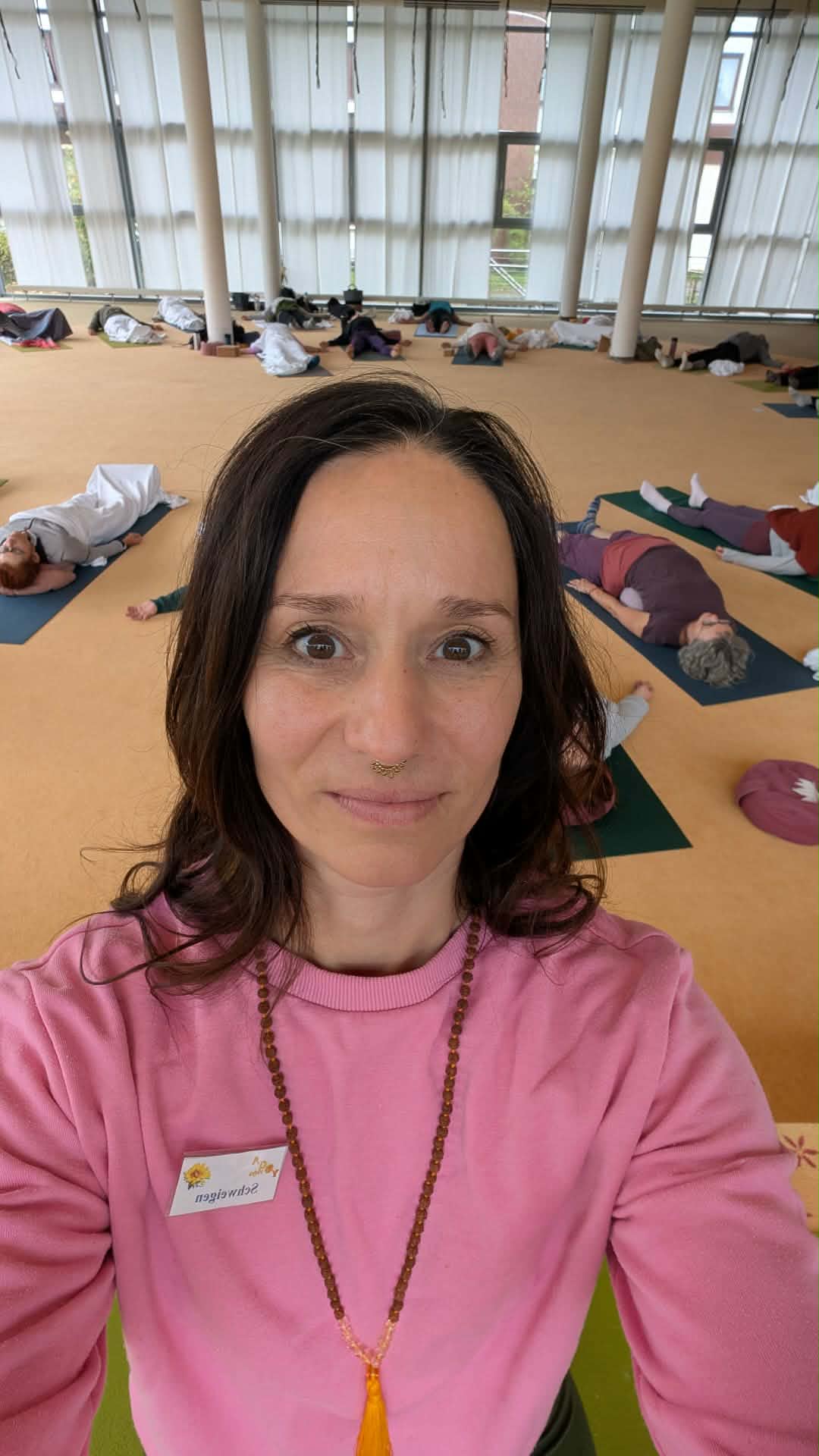 Julia Vosen lachend auf der Yogamatte bei einer Ihrer Yogalehrer Ausbildungen 