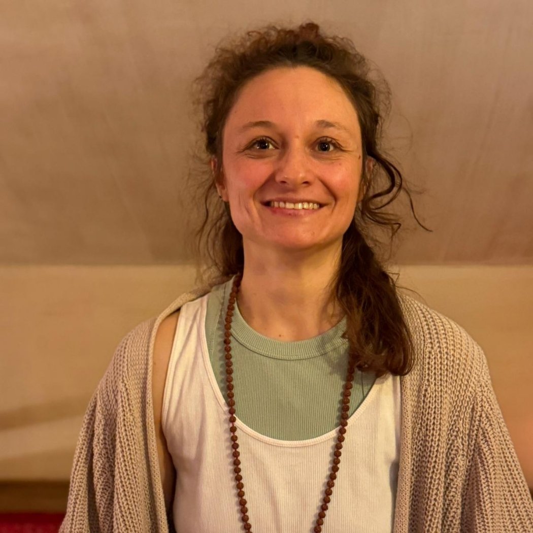 Julia Vosen lächelt in der Natur 