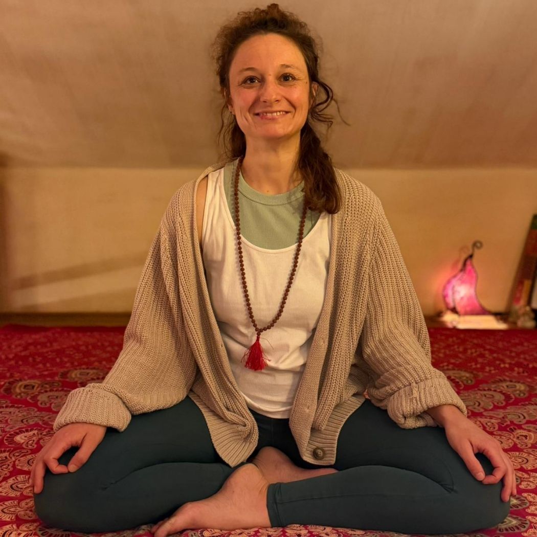 Anna Katharina Ausserhofer - Lächelnd im Lotus Sitz beim Yoga 