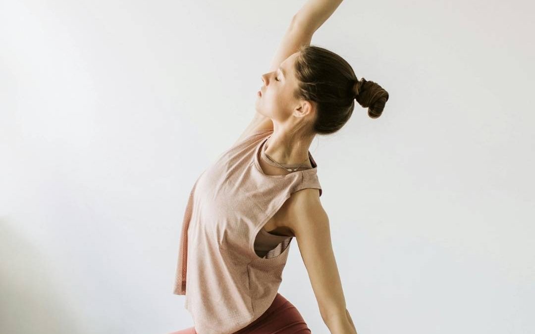 Danielas tägliche Yogapraxis ist am morgen wie auf dem Bild erste mal seinen Körper Dehnen und fühlen