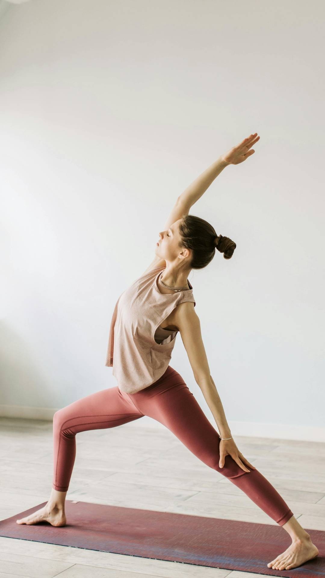 Danielas tägliche Yogapraxis ist am morgen wie auf dem Bild erste mal seinen Körper Dehnen und fühlen