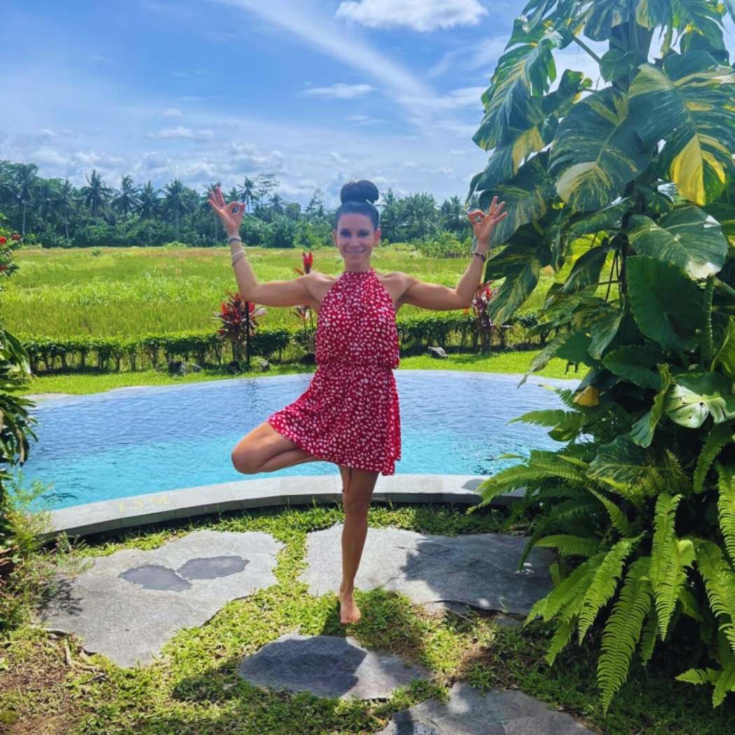 Christiane Dreher bei einer Asana Übung in Spanien am Pool