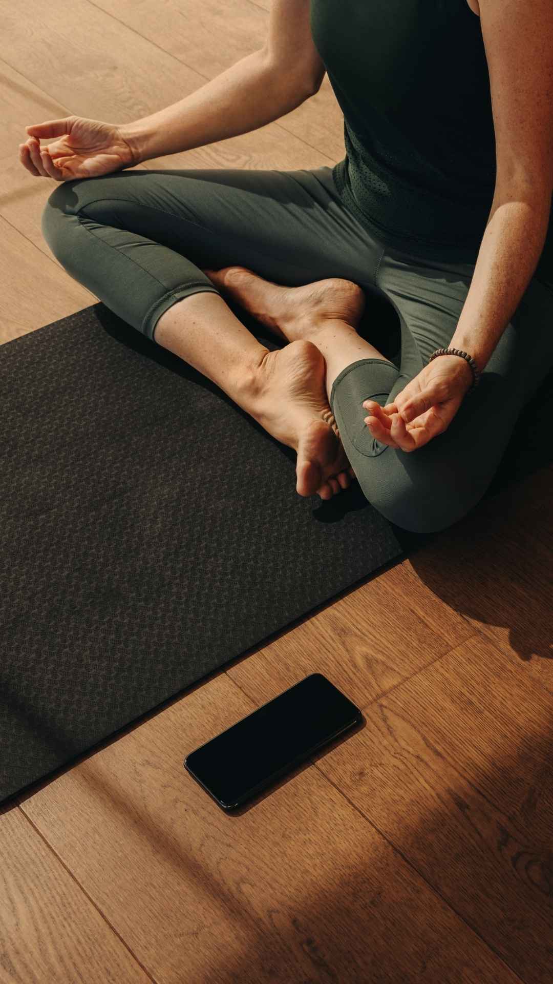 Im Lotus sitz sitzend und dabei Mudras zu halten ist im Hatha Yoga  teil der praxis