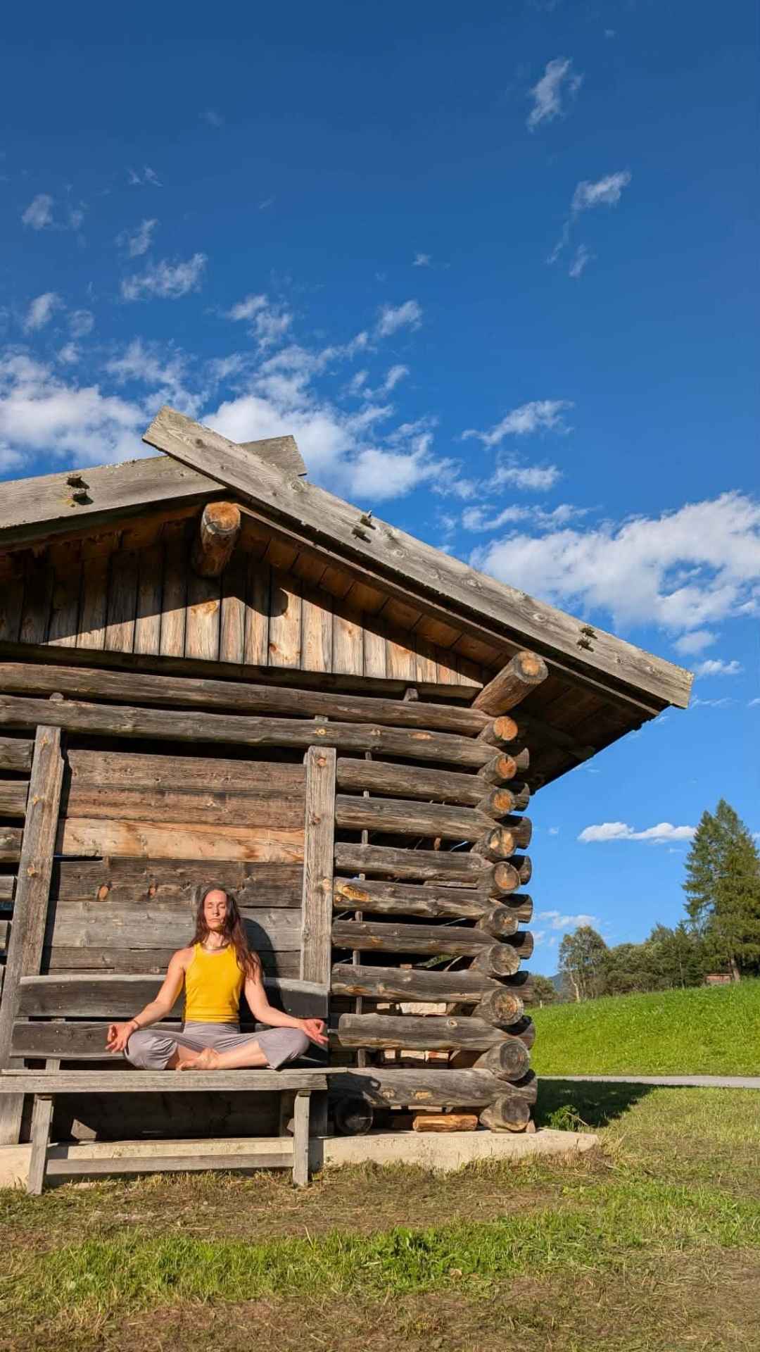 Yoga Philosophie Swami im Wasser 
