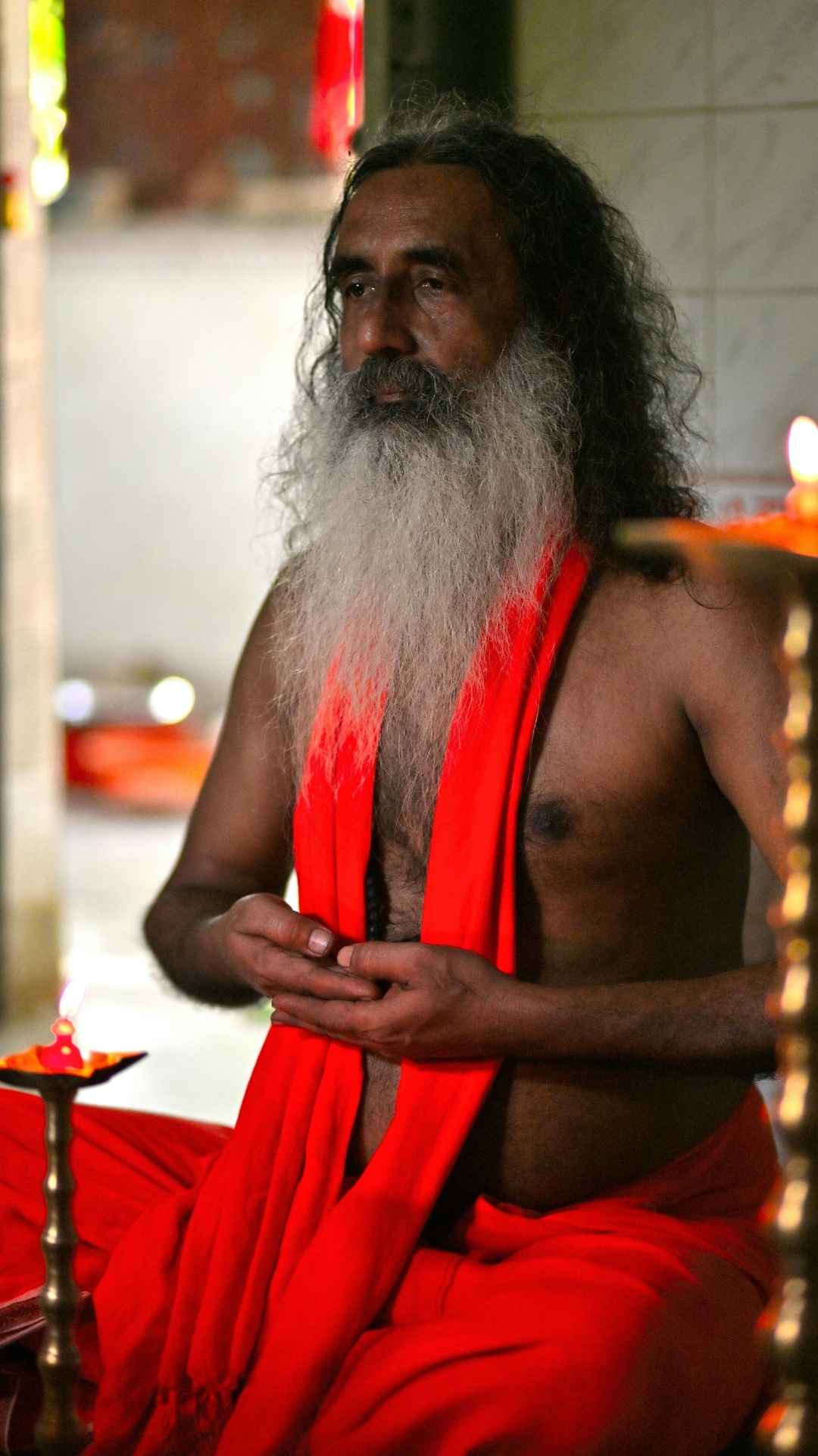 Meditieren kann auch wie auf dem Bild gehend Praktiziert werden, wie der Mann der durch die Wüste geht auf dem Bild 