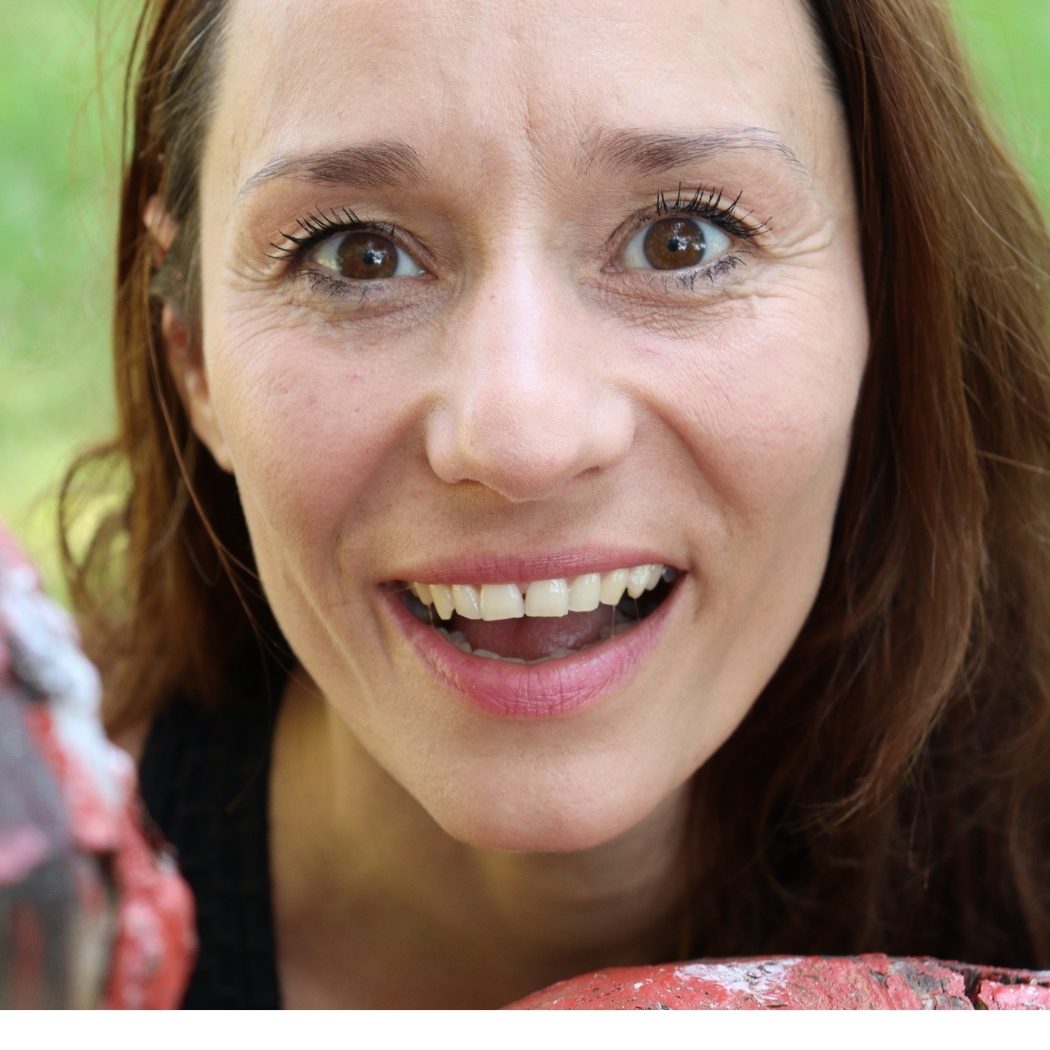 Julia Vosen lächelt in der Natur 