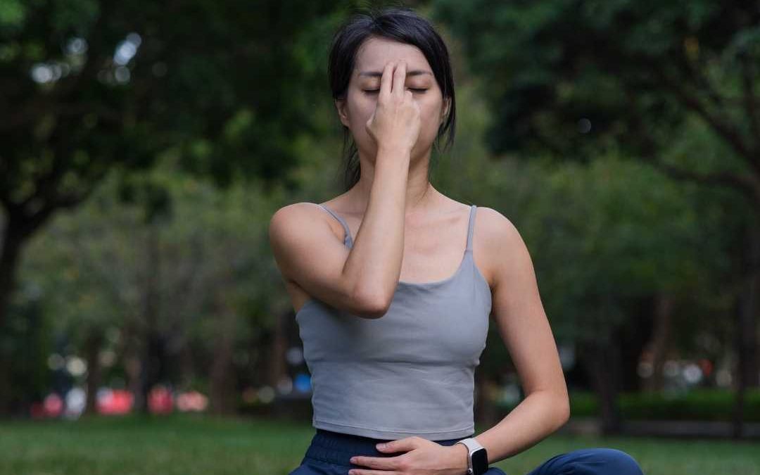 Mit dem Atem tiefer in deine Yogapraxis eintauchen ist genau das was die Frau auf dem Bild im Lotus Sitz macht