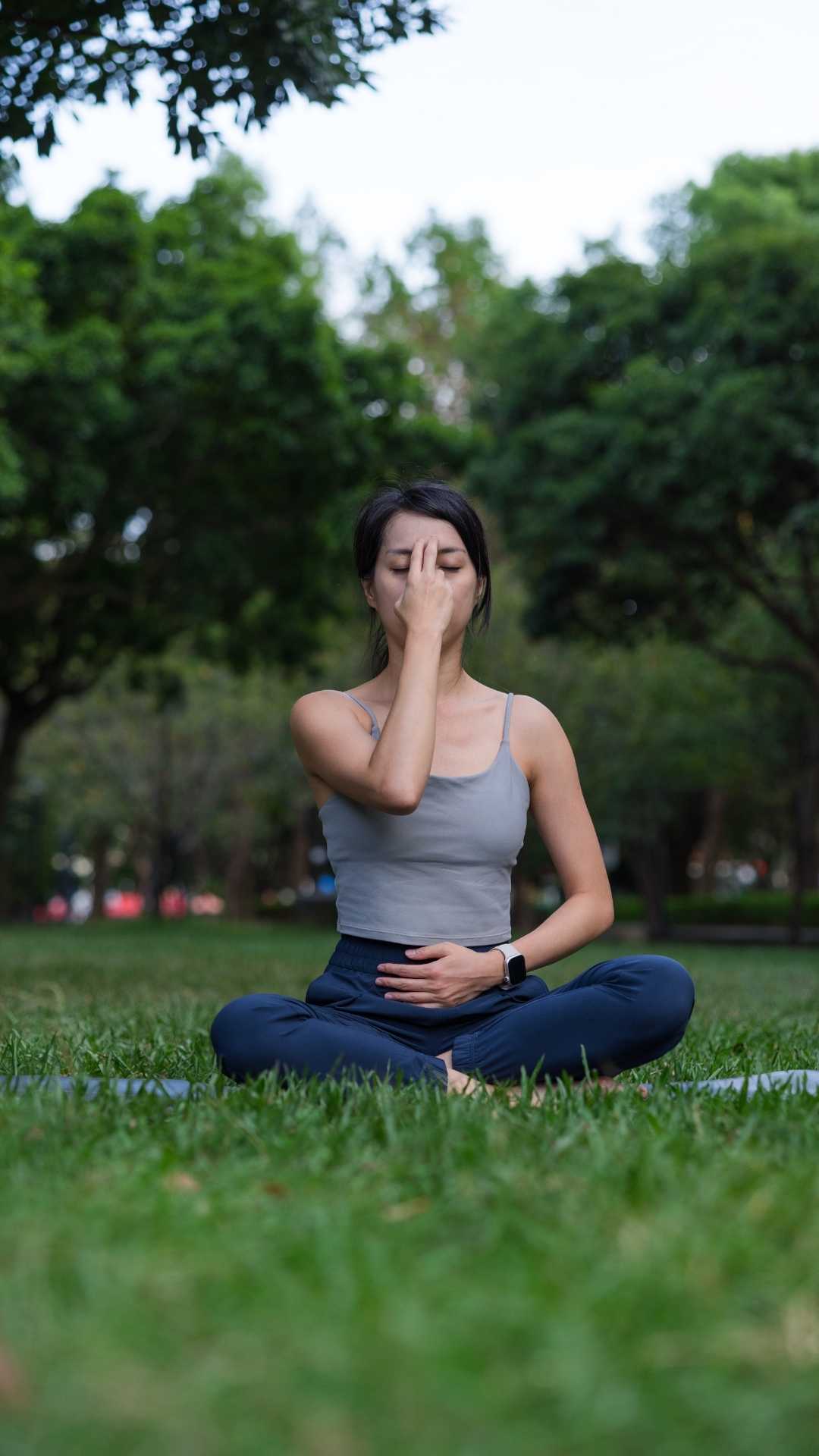 Mit dem Atem tiefer in deine Yogapraxis eintauchen ist genau das was die Frau auf dem Bild im Lotus Sitz macht