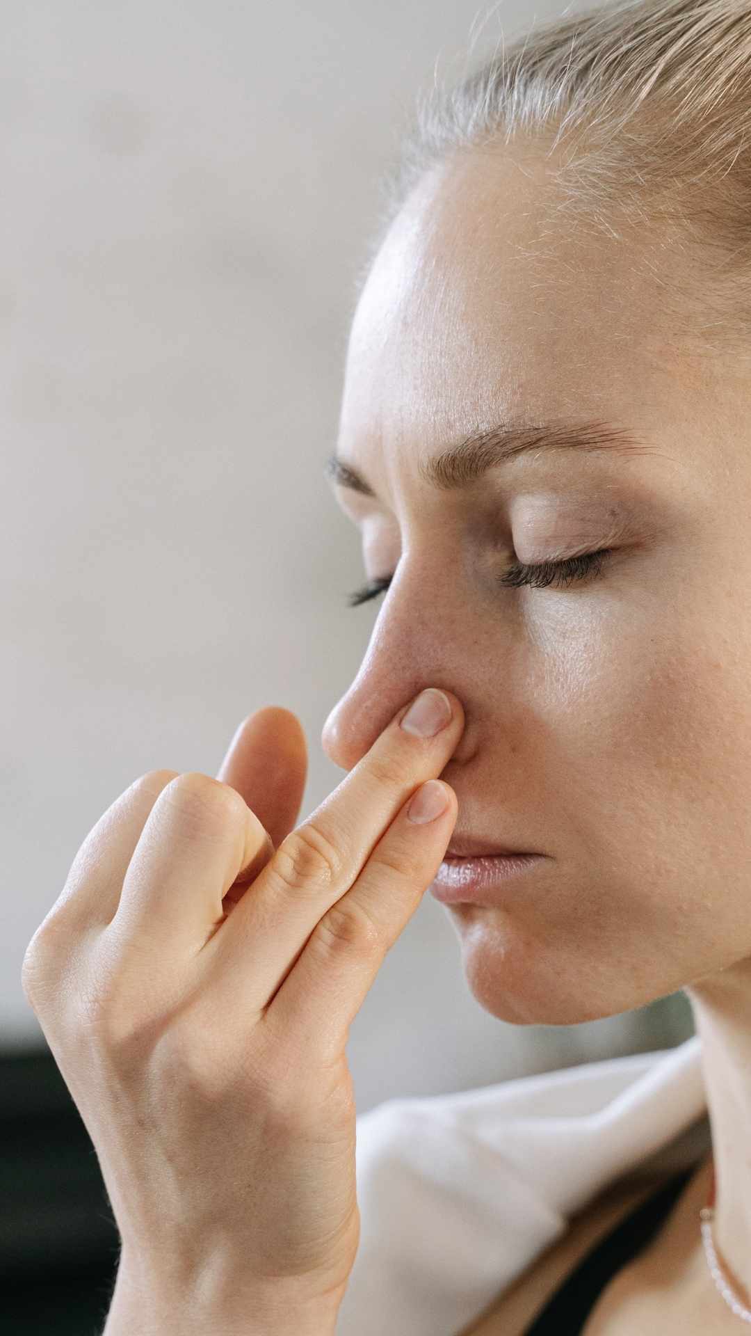 Yogini bei der Pranayama Atmung 
