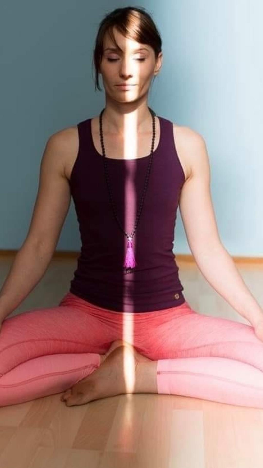 Julia Vosen in einer Meditation wie es im Raja Yoga Praktiziert wird 