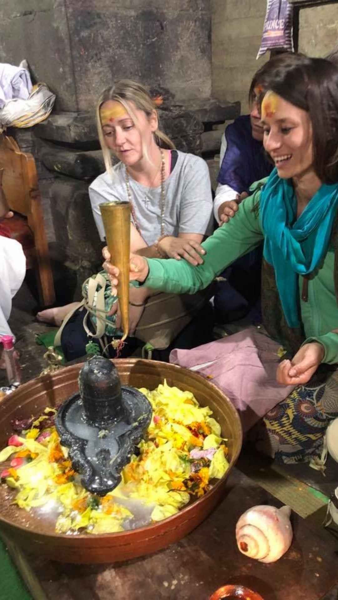 Julia mit einer Gruppe Yogalehrern bei der Sadhana Praxis in der Abschluss reise in Indien 