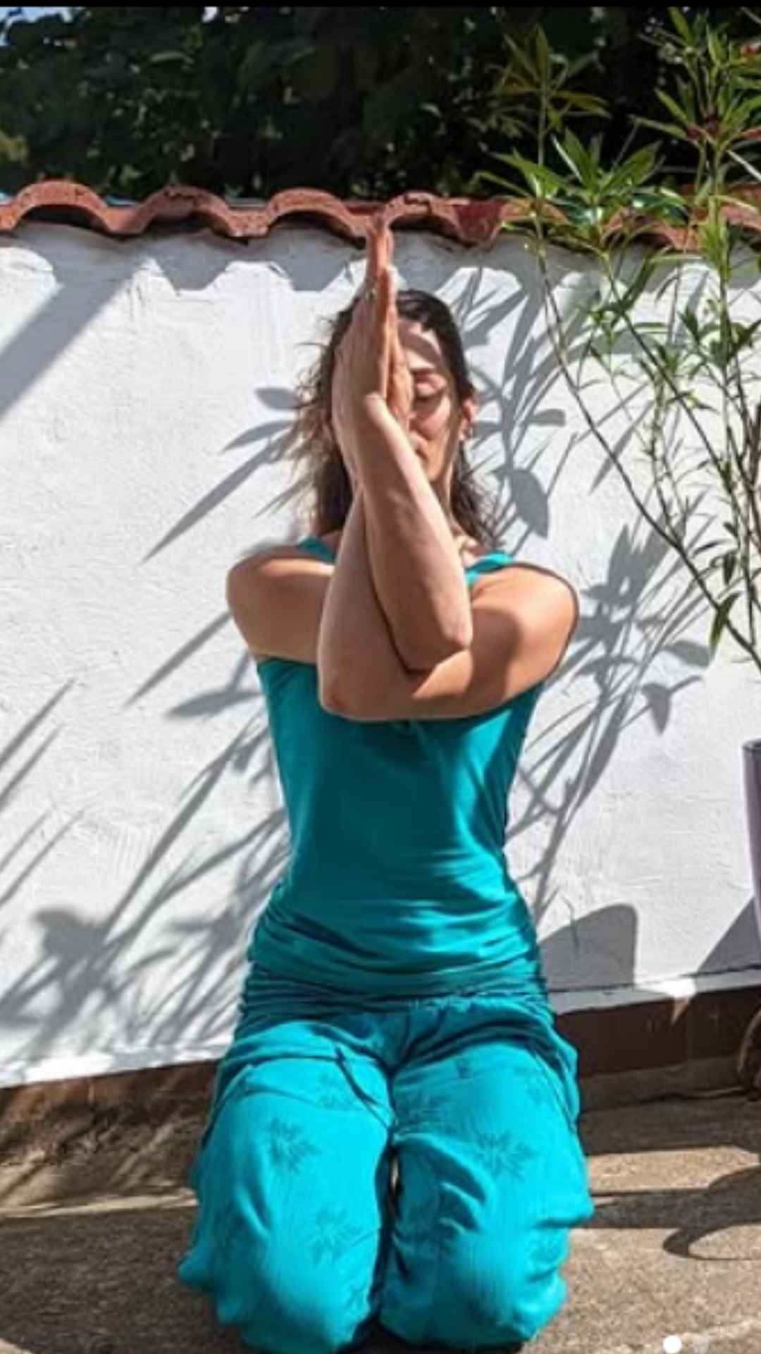 Julia Vosen bei einer Asana in unserem Garten 