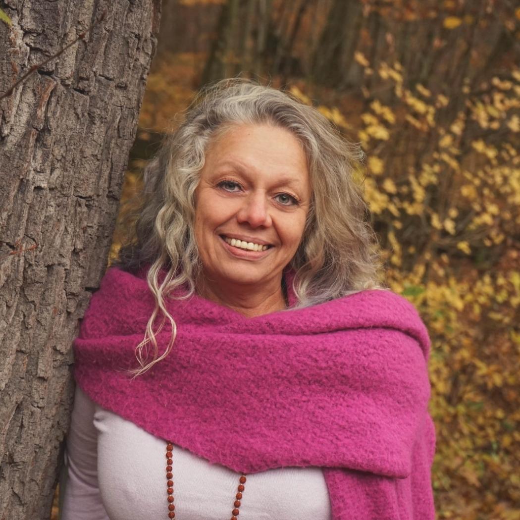 Julia Vosen lächelt in der Natur 