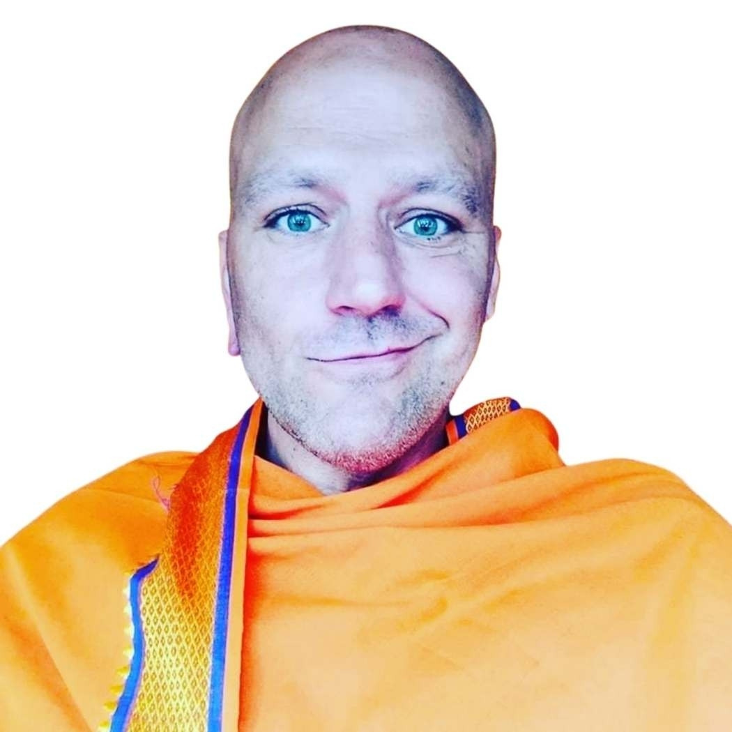 Julia Vosen lächelt in der Natur 