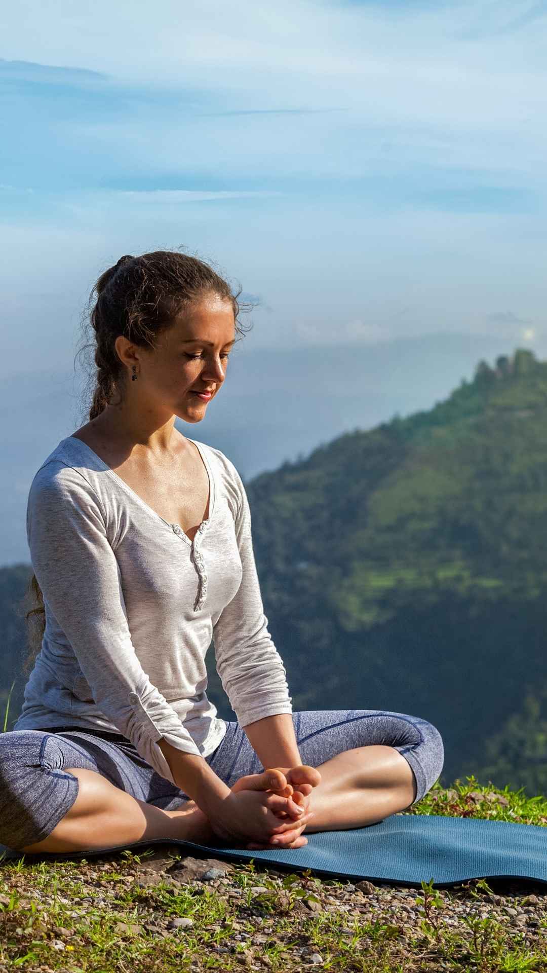 Meditierende Yogini bei ihrer Asana Praxis