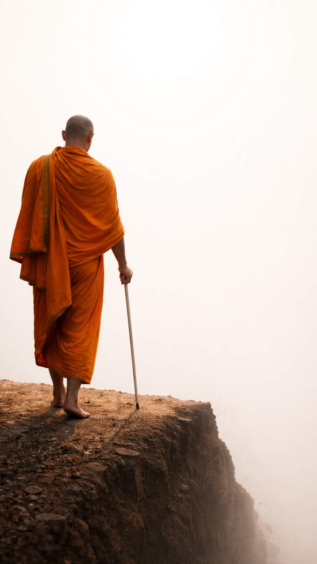 Ein Mönch Steht vor einem Abgrund so wie der frage Wer Bin Ich