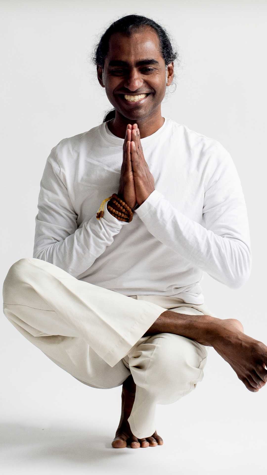 Lachender Yogi in Leichtigkeit durchs Yoga