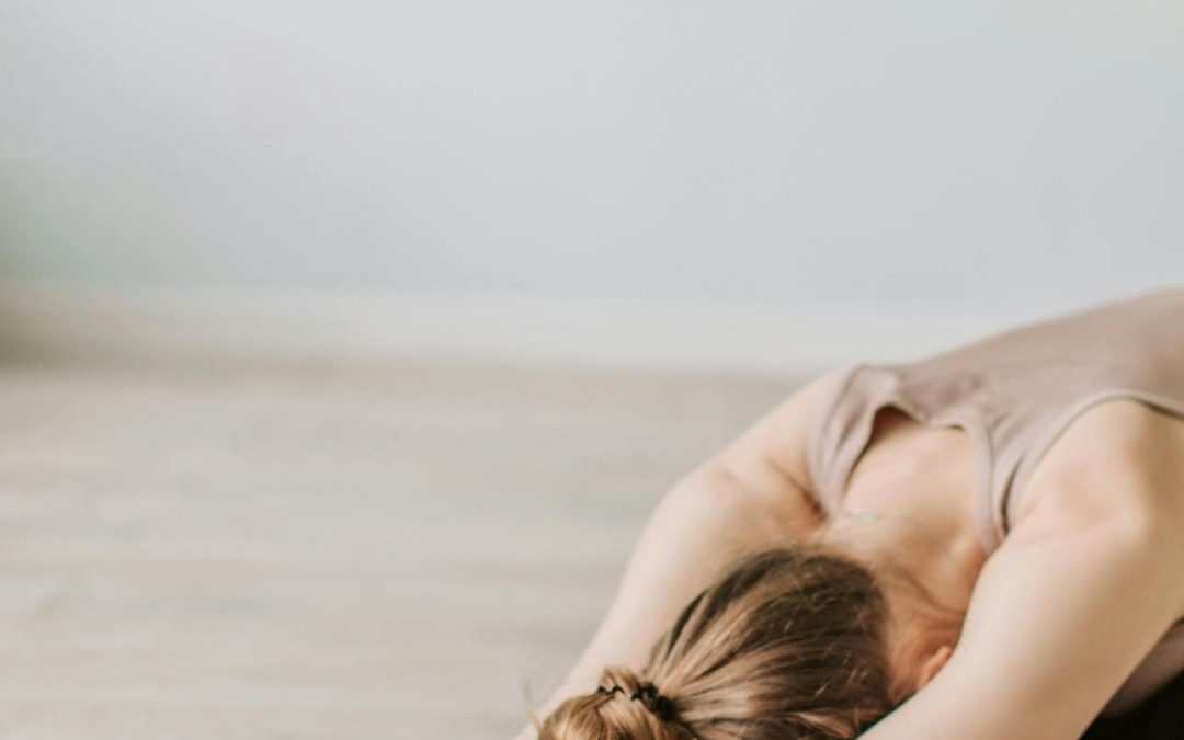 Warum Stille im Yoga oft lauter ist als Bewegung merkt man wie die Frau auf dem Bild erst beim Praktizieren