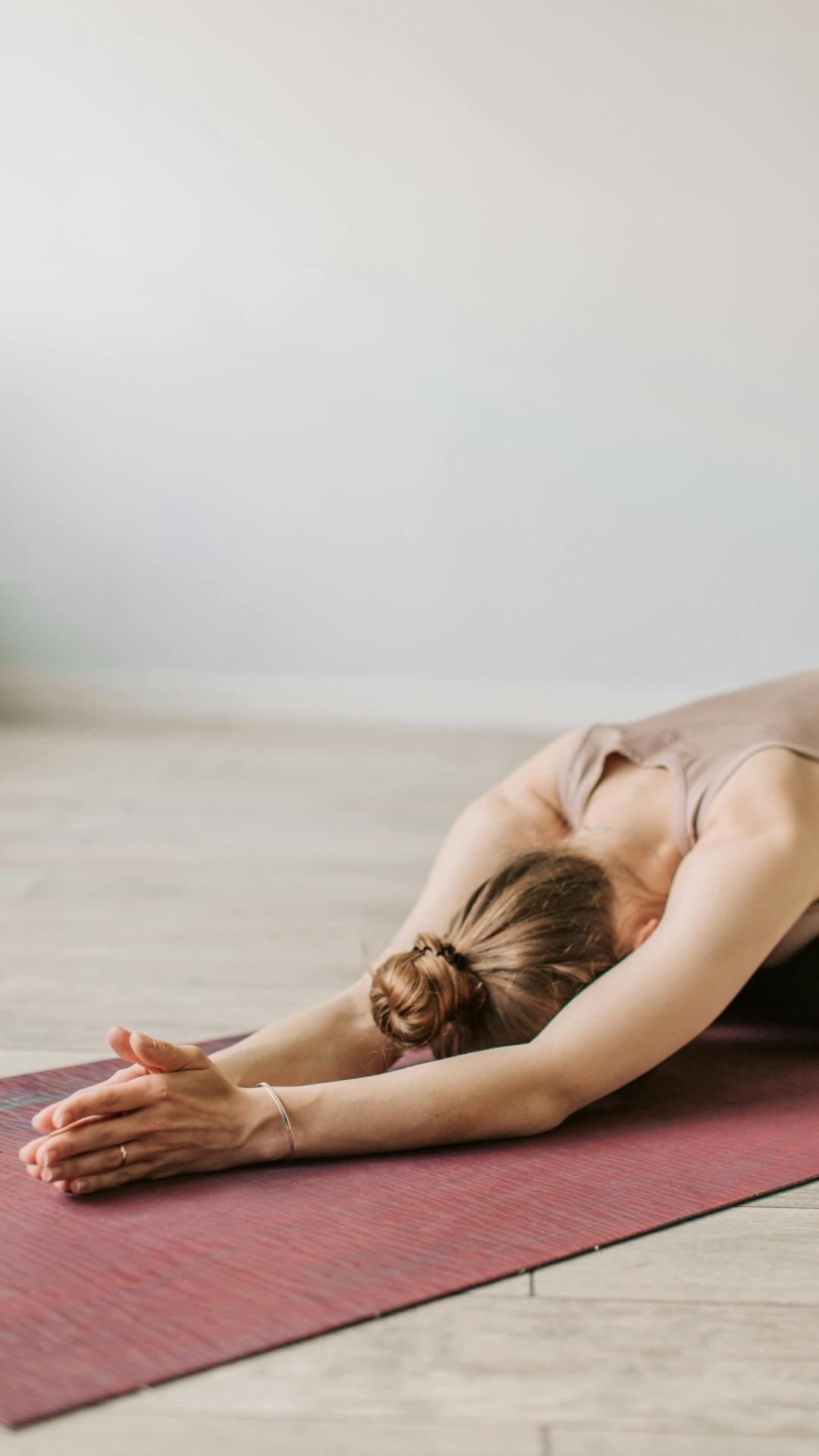 Warum Stille im Yoga oft lauter ist als Bewegung merkt man wie die Frau auf dem Bild erst beim Praktizieren