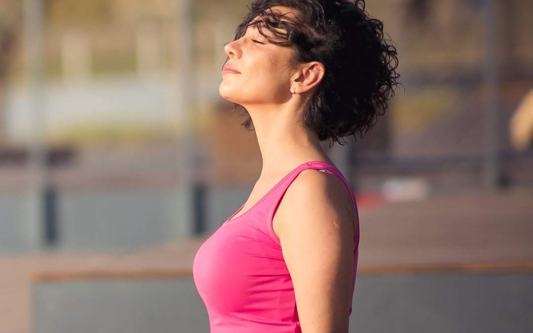 Die Yoga Schülerin auf dem Bild erfährt eine Tiefe Entspannung durch ihre Yoga Praxis darum lächelt sie so sanft