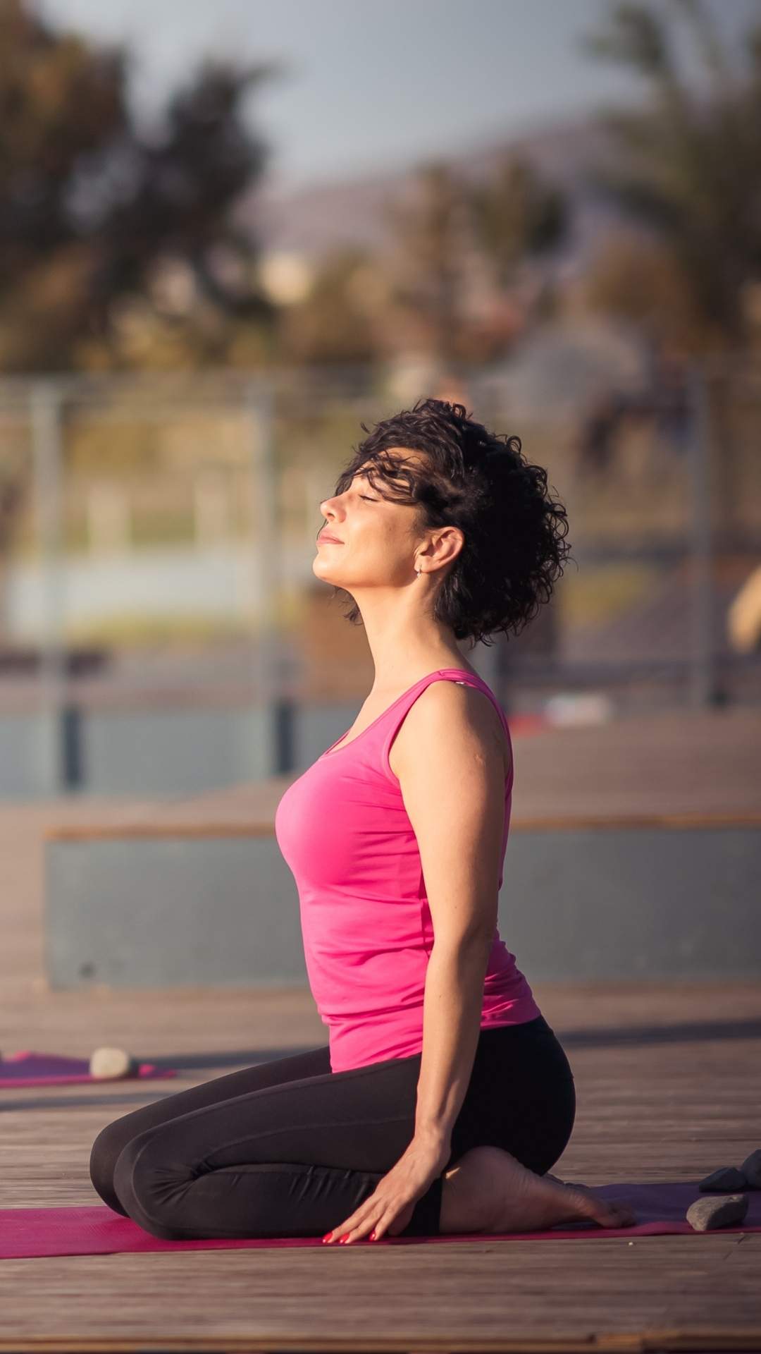 Die Yoga Schülerin auf dem Bild erfährt eine Tiefe Entspannung durch ihre Yoga Praxis darum lächelt sie so sanft